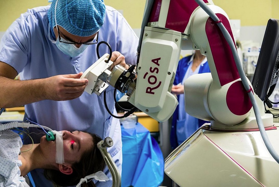 ROSA: la neurochirurgie assistée par un robot – Look at sciences